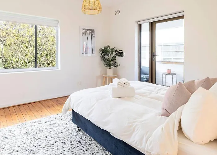 Spacious & Bright With Ocean Views Balcony