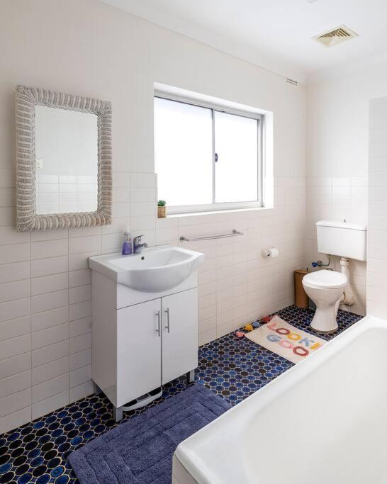 Spacious & Bright With Ocean Views Balcony Sydney