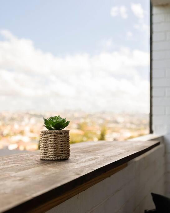 Spacious & Bright With Ocean Views Balcony Sydney