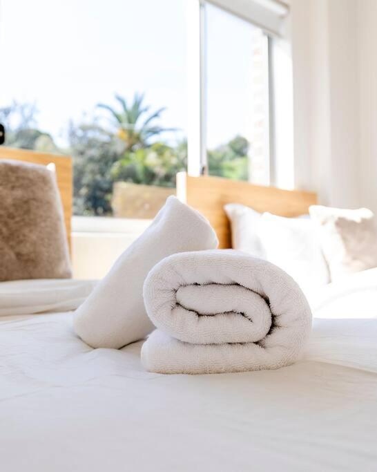 Spacious & Bright With Ocean Views Balcony Apartment Sydney