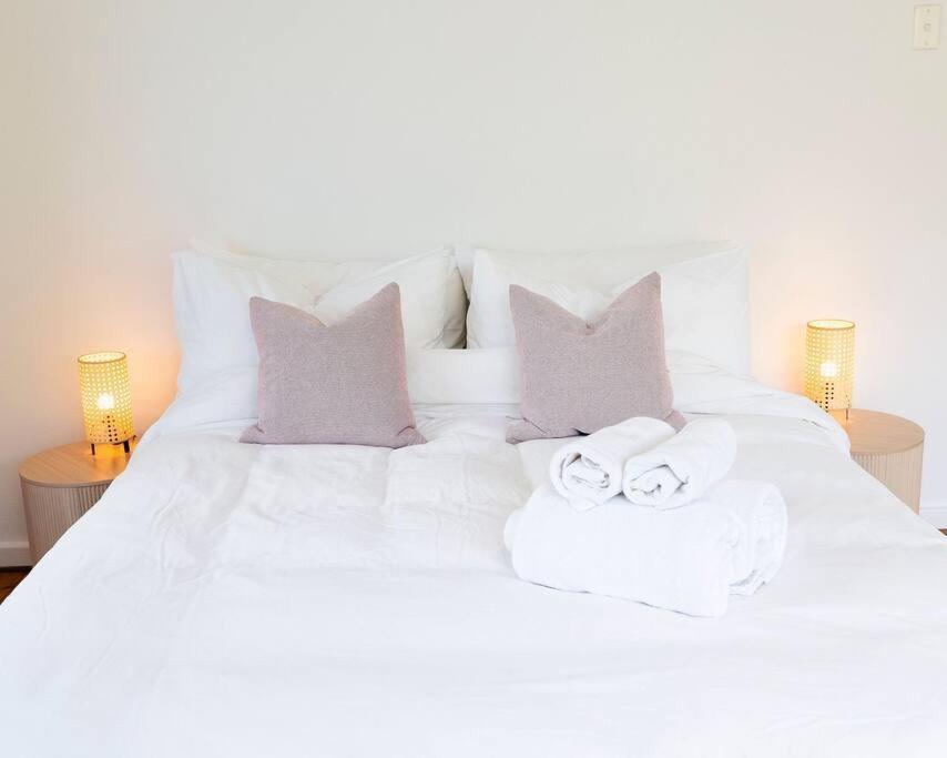 Spacious & Bright With Ocean Views Balcony Sydney