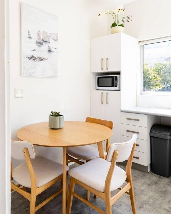Spacious & Bright With Ocean Views Balcony * Sydney