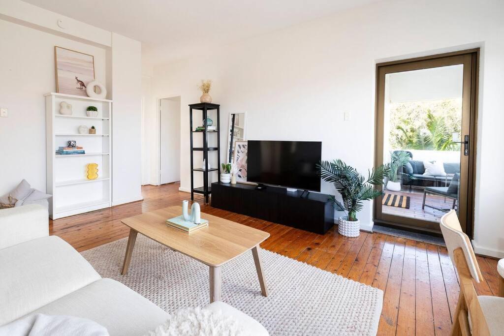 Spacious & Bright With Ocean Views Balcony Apartment