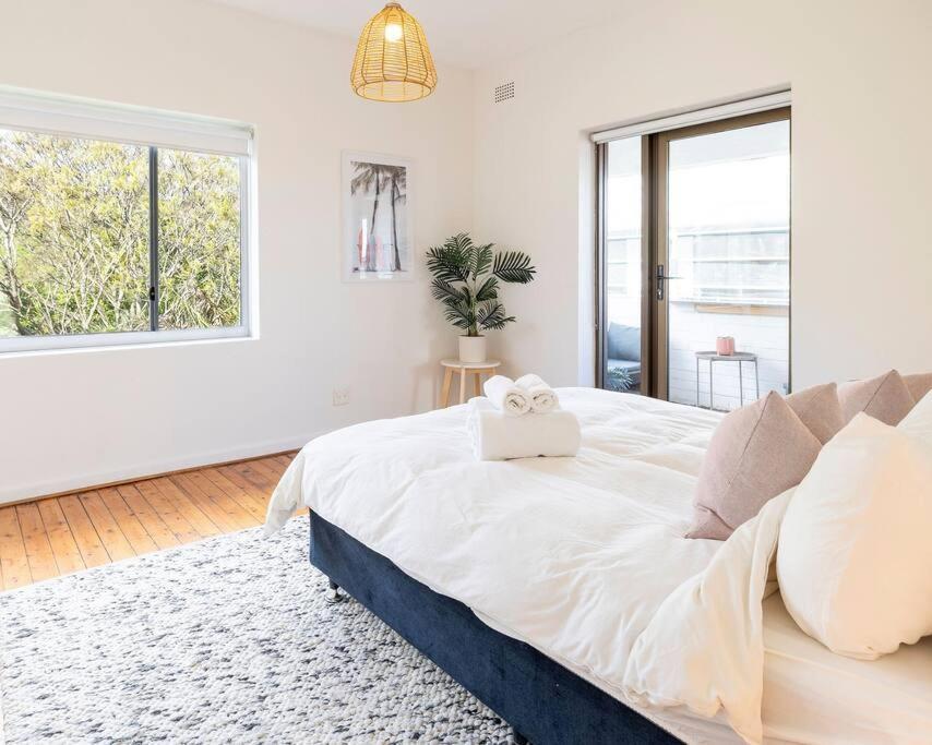 Spacious & Bright With Ocean Views Balcony Apartment
